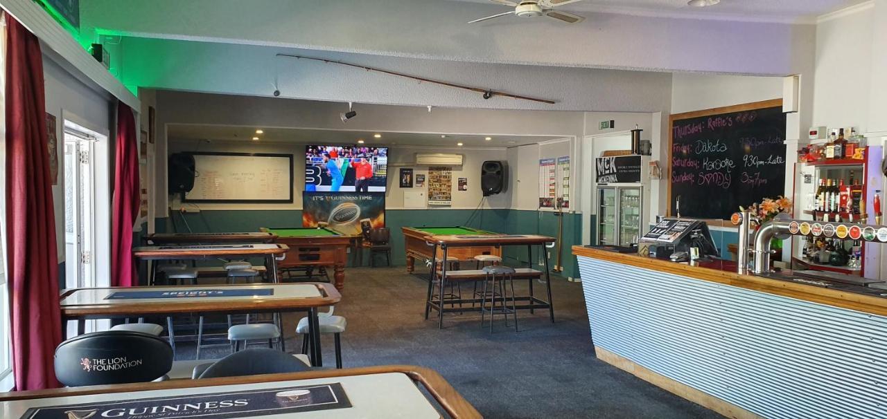 Hotel Motueka Backpackers, Loud Live Music Friday Saturday Nights Extérieur photo