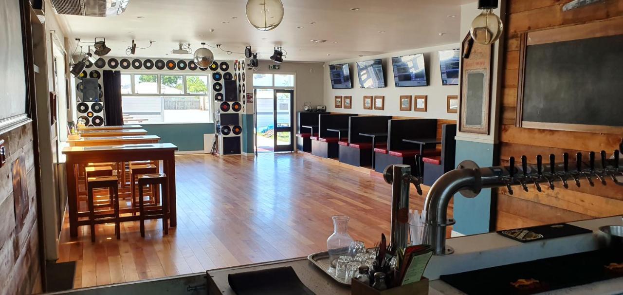 Hotel Motueka Backpackers, Loud Live Music Friday Saturday Nights Extérieur photo
